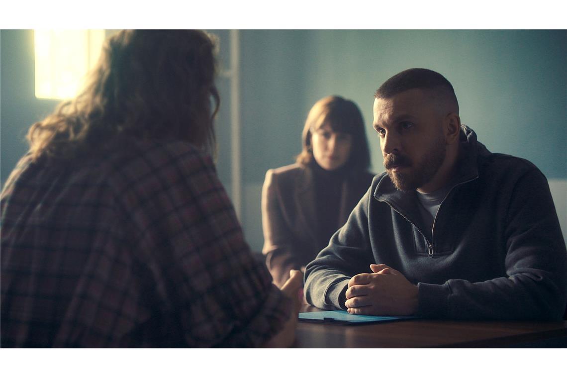 Hamza Kulina (Edin Hasanovic)  verhört Anna Reiter (Maren Eggert) zu einem Mordfall.