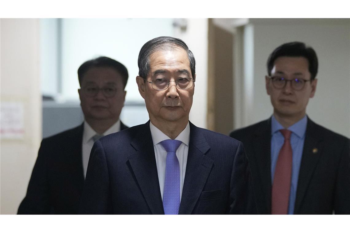 Gericht weist Amtsenthebung von Regierungschef ab Han Duck Soo wird wieder in sein Amt als Ministerpräsident zurückkehren und die Amtsgeschäfte des suspendierten Präsidenten Yoon Suk Yeol übernehmen.