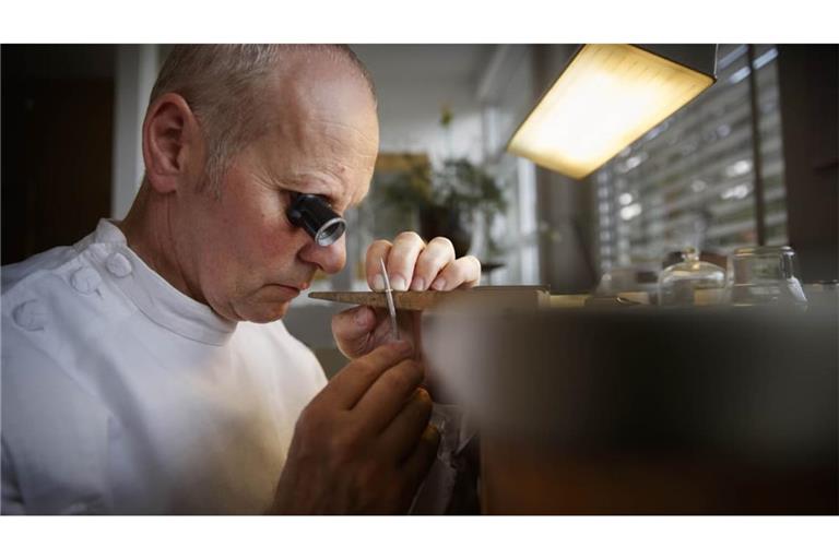 Handarbeit mit Lupe: Meister Rieber