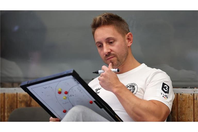 Handball SV Kornwestheim vs. HC Oppenweiler/Backnang: BAU // 12.09.2026, Deutschland, Kornwestheim, Handball Männer 3.Liga Saison 2026/2027, 
SV Salamander Kornwestheim vs. HC Oppenweiler/Backnang, SVK Trainer Dr. Alexander Schurr