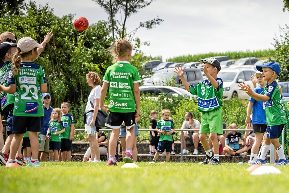 Auf neun Feldern geht bei den Handball-Sporttagen des HCOB die Post ab Handballspiele auf dem Rasen, viele Zuschauer im Hintergrund und prall gefüllte Parkplätze sind bei den Sporttagen im Rohrbachtal zu sehen. Foto: Alexander Becher