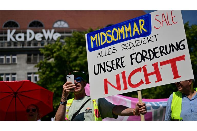 Handelsbeschäftigte streikten am Freitag in Berlin für höhere Löhne.