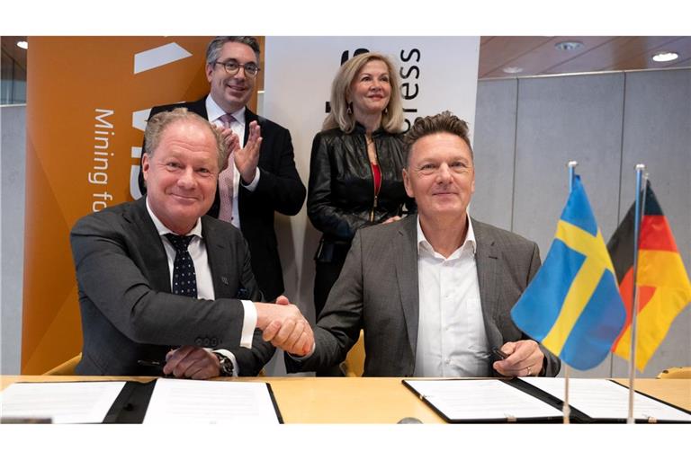 Handschlag in Berlin: Viscaria-Chef Olsson (l) und Aurubis-Produktionsvorstand Kurth. Der schwedische Kupferminenkonzern liefert den Rohstoff künftig an den deutschen Produzenten.