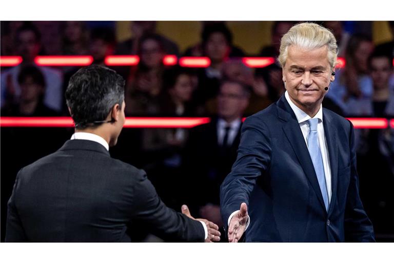 Handshake kurz vor der Wahl zwischen Rob Jetten (L), Spitzenkandidat der linksliberalen D66 und Rechtspopulist Geert Wilders.