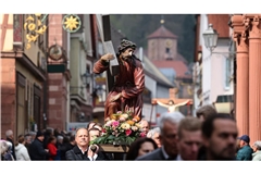Handwerkszünfte tragen Passionsfiguren in Karfreitagsprozession durch Lohr am Main
