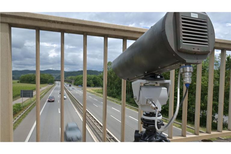 Handy am Steuer? Die Monocams entlarven Verkehrssünder aus erhöhter Position.