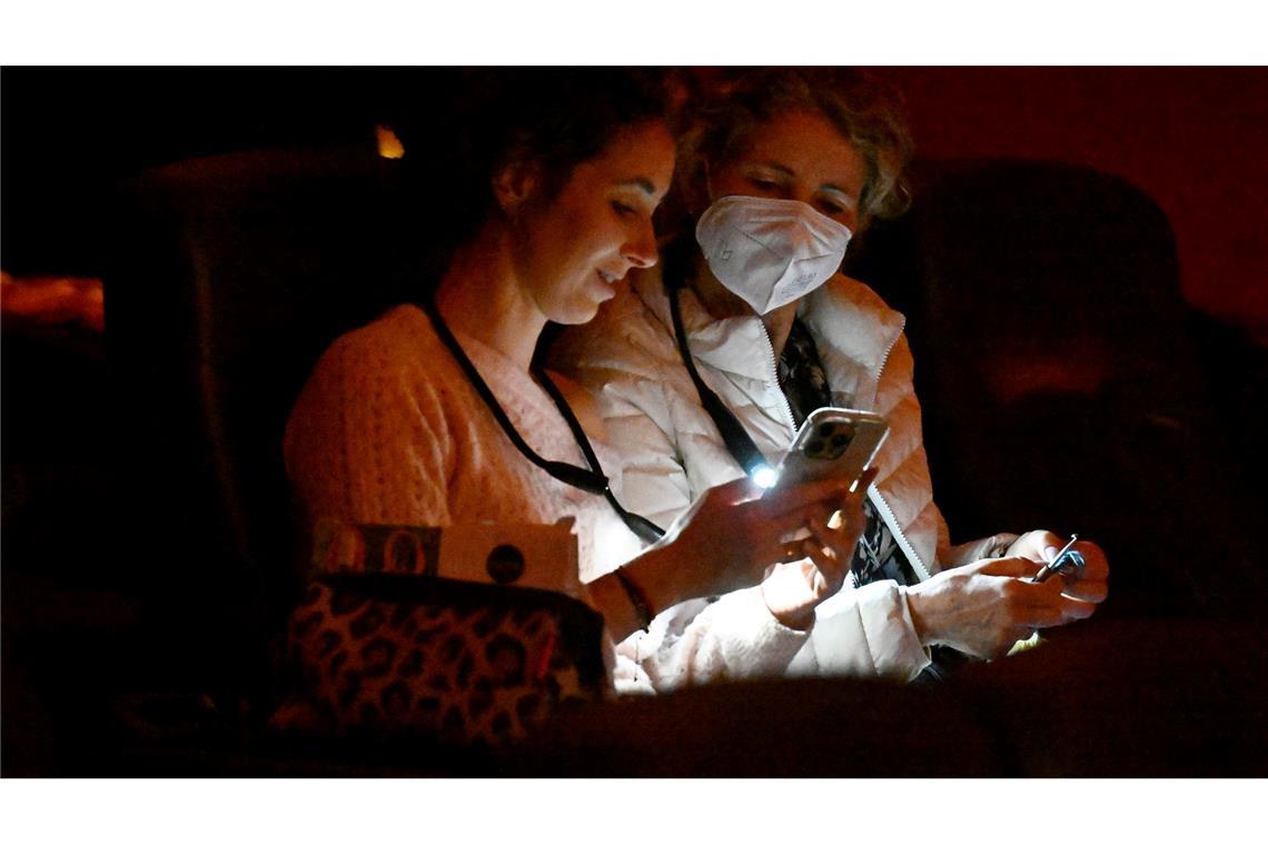 Handylicht, Stirnlampe oder Leselämpchen kommen zum Einsatz.