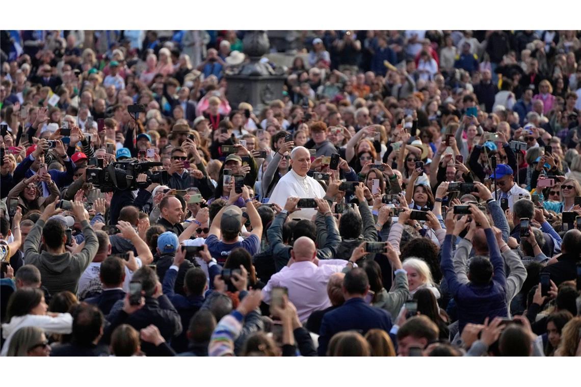 Handymeer für den Papst: Leo XIV. auf dem Petersplatz empfangen