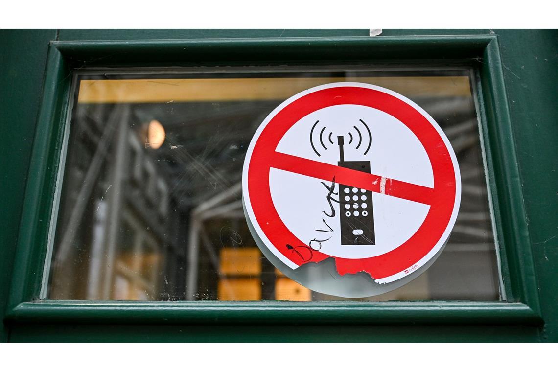 Hessen plant Handyverbot an Schulen Handys können Kinder vom Unterricht ablenken - Hessen will dagegen mit weitreichenden Einschränkungen vorgehen. (Symbolbild)