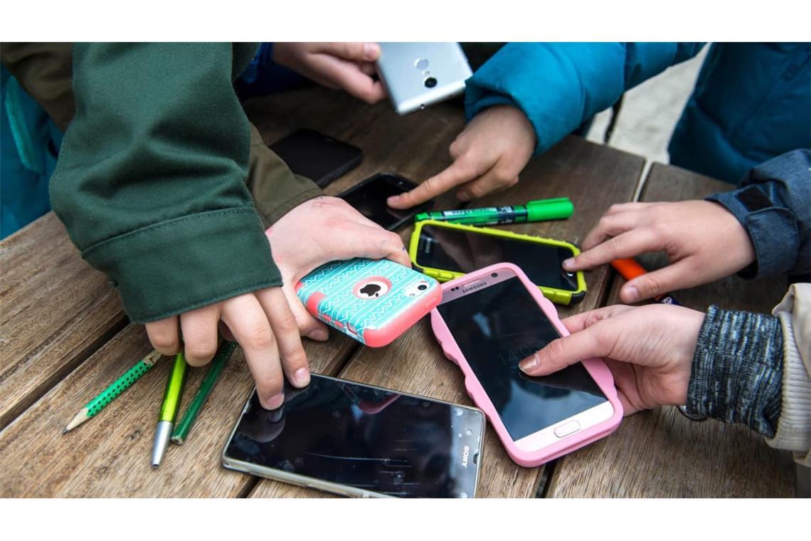 Handyverbote und Altersgrenzen bei Social Media bleiben umstritten.