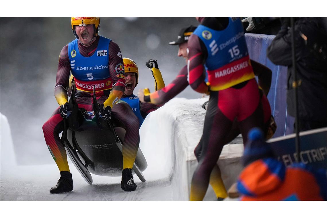 Bilder des Tages Hannes Orlamünder und Paul Constantin Gubitz aus Deutschland feiern nach ihrem Sieg bei der Rodel-WM in Whistler.