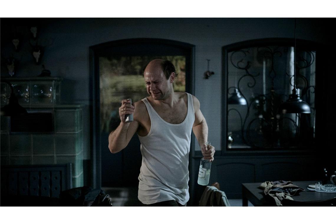 „Lass sie gehen“: Wie war der neue „Tatort“ aus Stuttgart? Hannes Riedle (Moritz Führmann) hatte Verständnis für den Freiheitsdrang der Tochter, die ein neues Leben in der Stadt beginnen wollte.