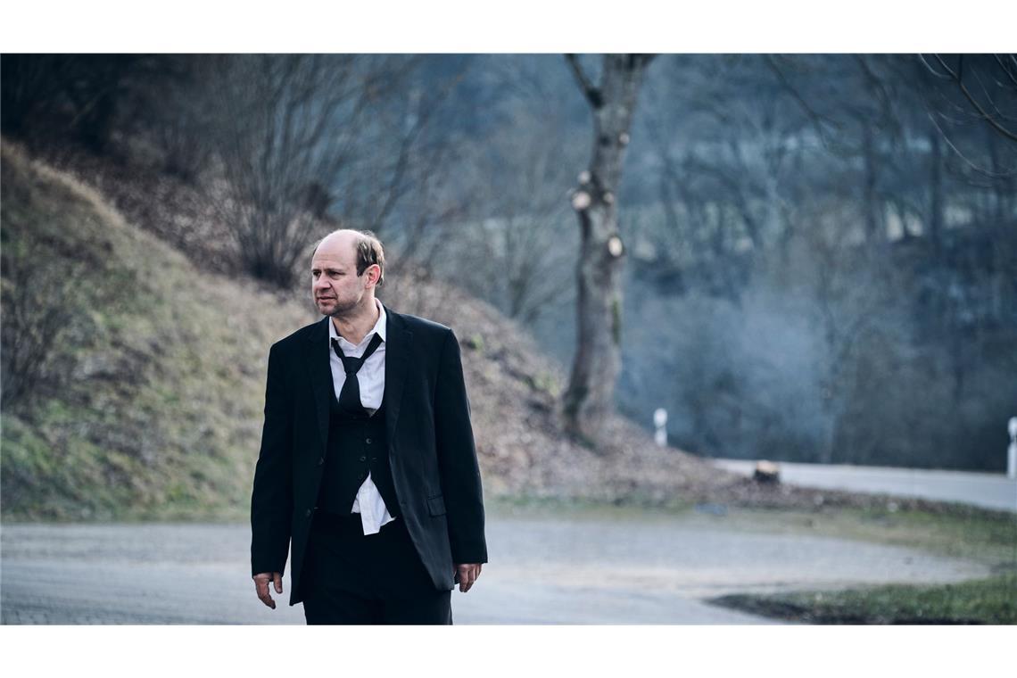 „Lass sie gehen“: Wie war der neue „Tatort“ aus Stuttgart? Hannes Riedle (Moritz Führmann) ist hin- und hergerissen zwischen seinem eigenen Wunsch nach Freiheit und Toleranz – und den Erwartungen der Dorfgemeinschaft und seiner Frau.