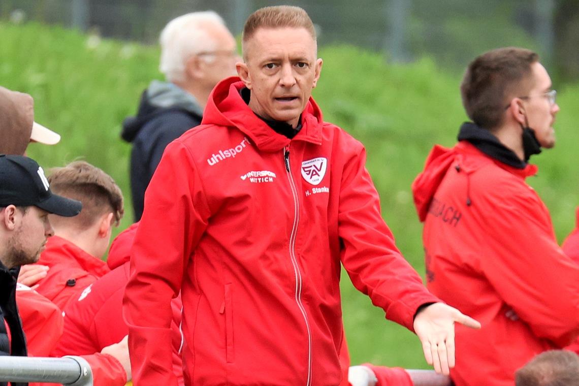 Der SV Allmersbach und die SGOS stehen unter Zugzwang Hannes Stanke hat mit dem SVA bisher erst elf Punkte zu präsentieren. Der Coach hofft, dass sich das bereits heute Abend ändert. Foto: Alexander Becher
