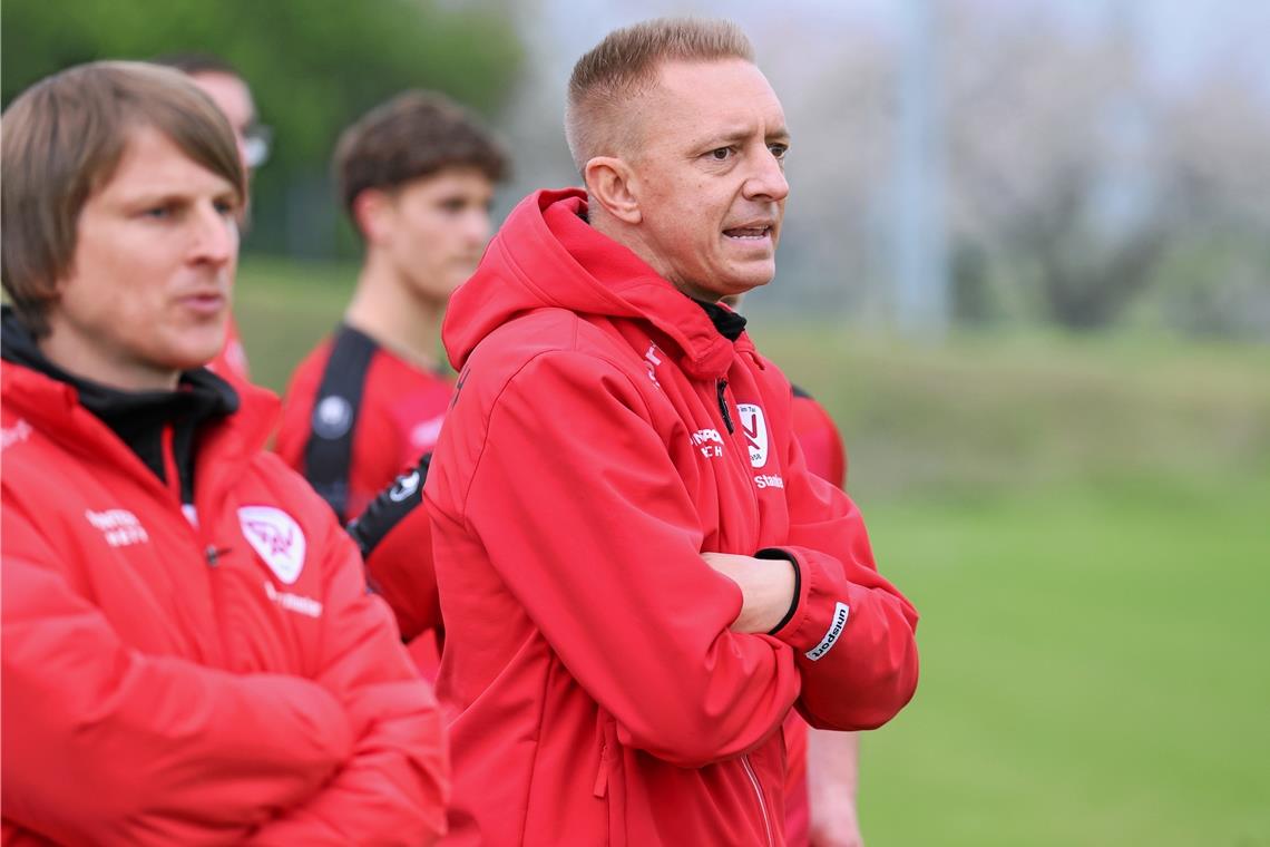 Hannes Stanke (rechts) schaut mit seinem Partner im Trainerteam Jan Demmler mit etwas bangem Blick auf die immer näher rückenden Kontrahenten aus dem Tabellenkeller. Mittlerweile ist der Vorsprung auf die Abstiegsplätze arg zusammengeschrumpft. Foto: Alexander Becher