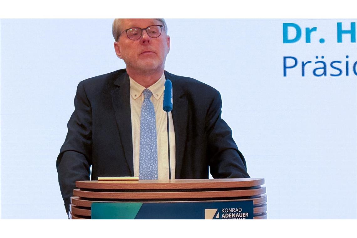 Bamf-Chef persönlich für Asyl-Wende - Rücktrittsforderungen Hans-Eckhard Sommer, Präsident des Bundesamts für Migration und Flüchtlinge (Bamf), hat seinen Vortrag bei der Konrad-Adenauer-Stiftung nach eigenen Worten als Privatmann gehalten, nicht als Behördenschef.