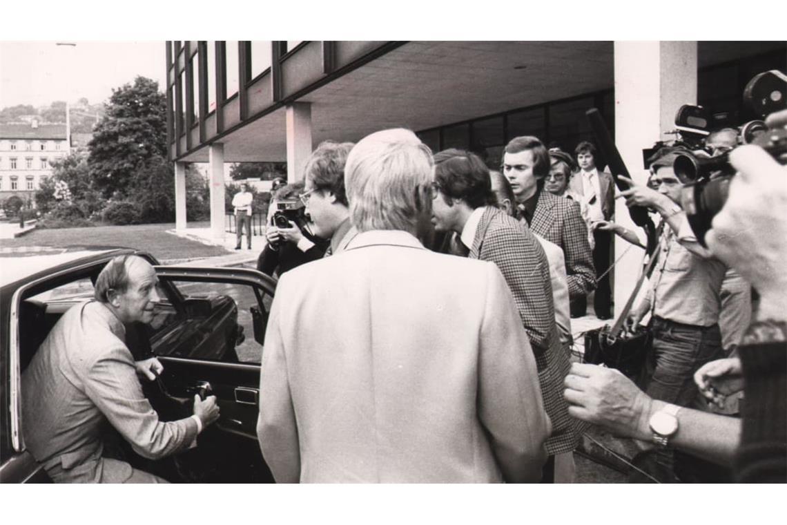 Hans Filbinger (links) steigt aus seinem Mercedes 450 SEL. Kurz darauf verkündet er seinen Rücktritt.