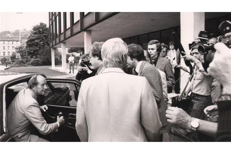 Hans Filbinger (links) steigt aus seinem Mercedes 450 SEL. Kurz darauf verkündet er seinen Rücktritt.