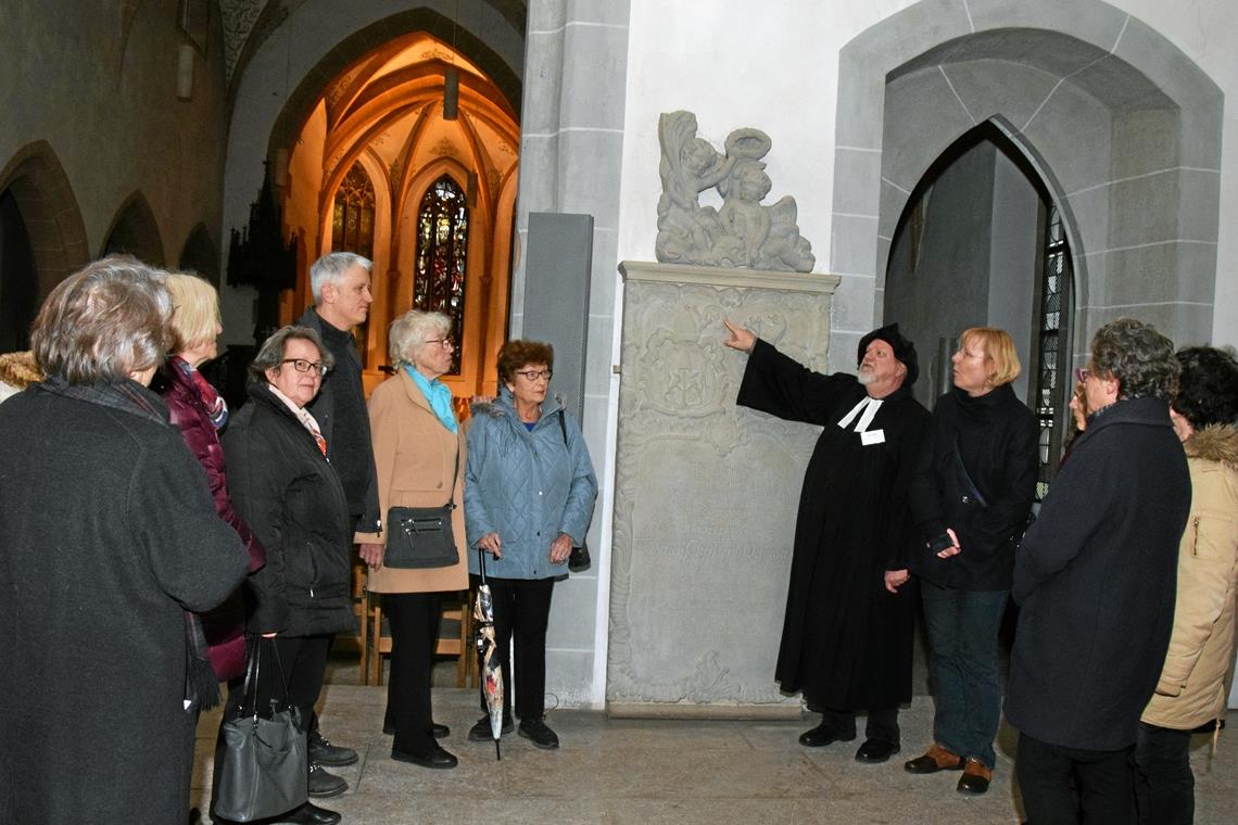 Freigeist, Universalgelehrter, Vermittler Hans-Georg Zenker (Fünfter von rechts) zeigt in der Stadtkirche den Gedenkstein, der an Friedrich Christoph Oetinger erinnert. Foto: E. Klaper