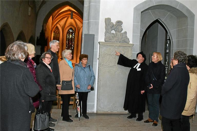 Hans-Georg Zenker (Fünfter von rechts) zeigt in der Stadtkirche den Gedenkstein, der an Friedrich Christoph Oetinger erinnert. Foto: E. Klaper