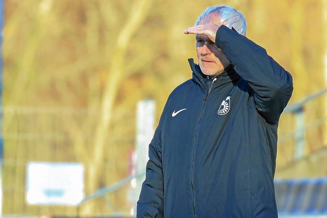 Hans-Jürgen Boysen blickt in seiner einjährigen Amtszeit als SG-Trainer auf 14 Siege, 8 Unentschieden und 20 Niederlagen. Foto: A. Becher