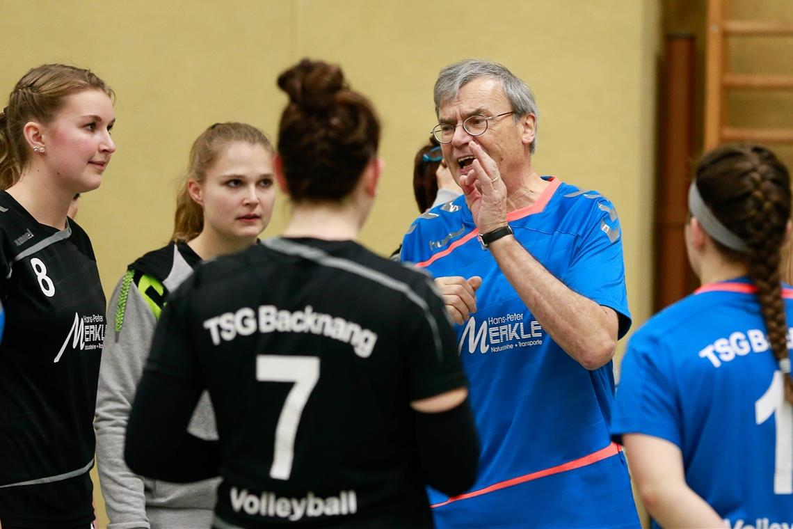 Vom Oberschulamt zum Glück gezwungen Hans-Peter Richter war im Backnanger Volleyball bereits in fast allen Funktionen am Ball. Jahrzehntelang war er als Coach des Tausgymnasiums sowie als Trainer und Spieler der TSG erfolgreich. Nun lenkt er die Geschicke der Volleyballer im Murrtal als Abteilungsleiter. Foto: A. Becher