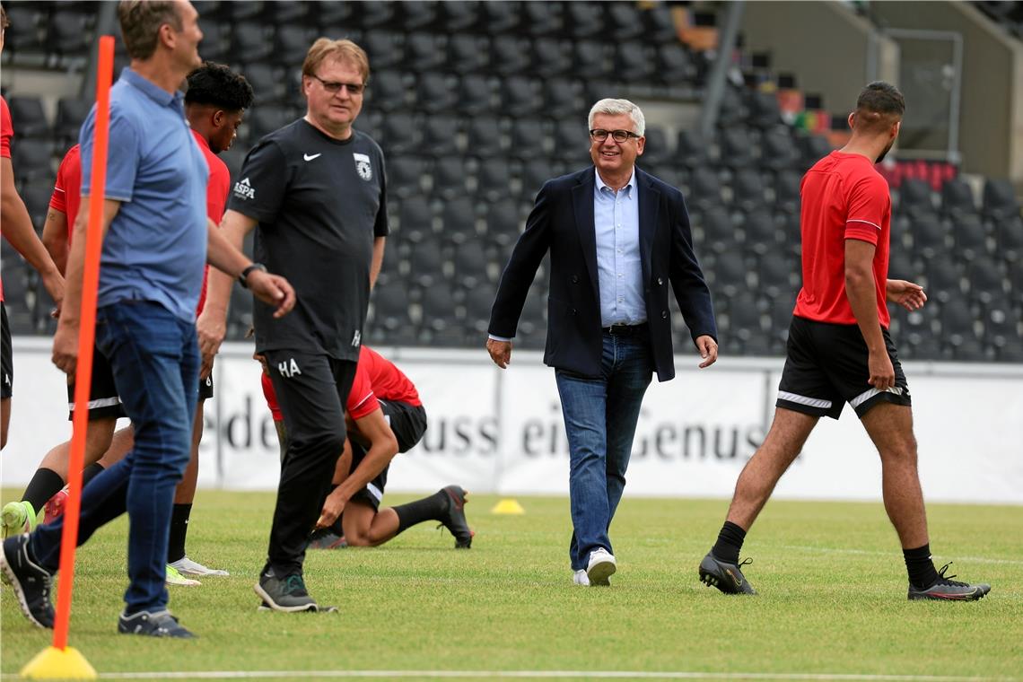 SG Sonnenhof: „Mit einem blauen Auge davongekommen“ Hans-Rudolf Zeisl (Zweiter von rechts) erfreut sich beim aktuellen Team am „alten SG-Spirit“ aus den Gründerjahren. Foto: Alexander Becher