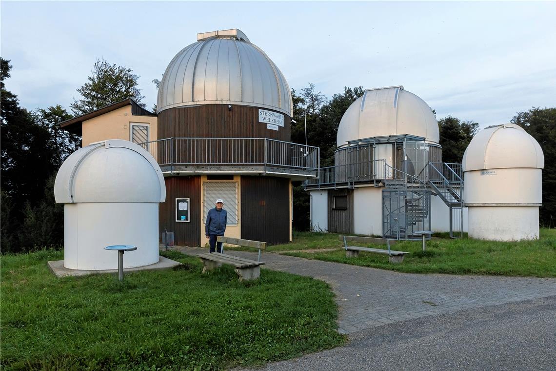 Hans-Ulrich Keller vor der Welzheimer Sternwarte. Sie verfügt über das größte und leistungsfähigste Teleskop in Baden-Württemberg. Fotos: J. Fiedler