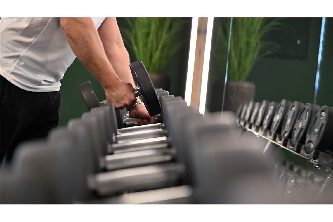 Allein im Fitnessstudio: "Smart Gyms" sind im Trend Hanteltraining, um fit zu bleiben: In Smart Gyms kann es passieren, dass sonst niemand im Raum ist.