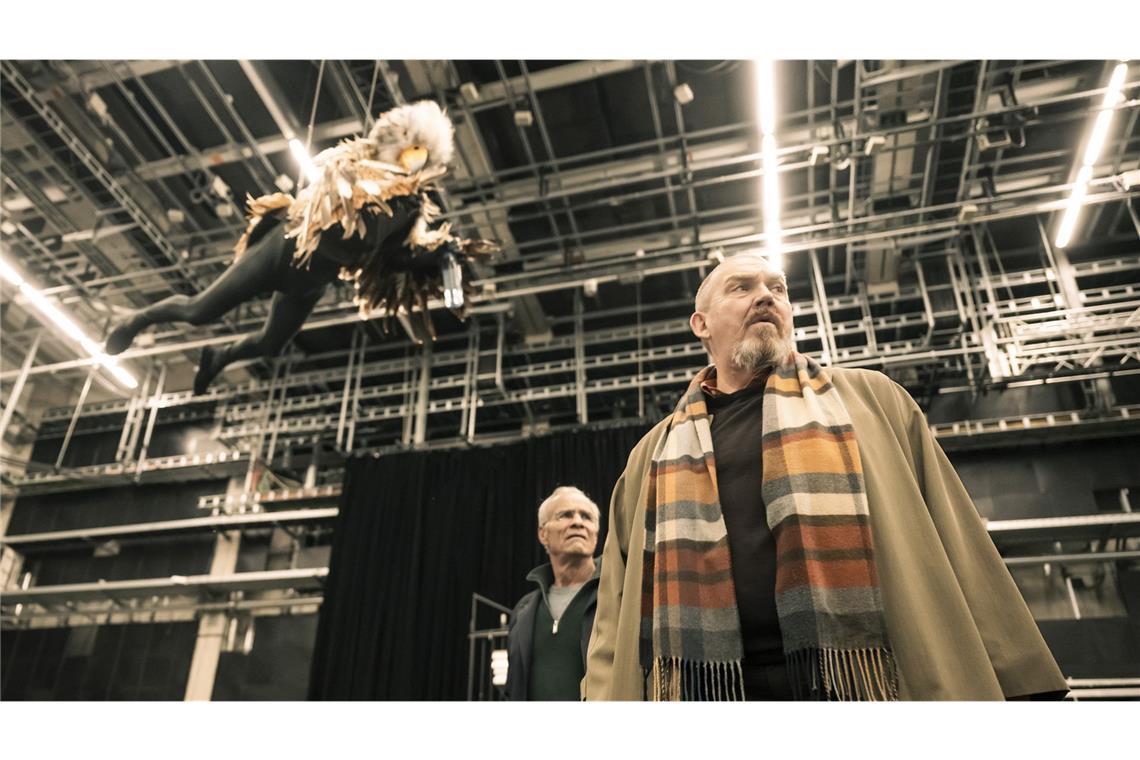 „Happy“ arbeitete fürs Kinderfernsehen. Die Kommissare Max Ballauf (Klaus J. Behrendt) und Freddy Schenk (Dietmar Bär, re.) müssen sich in den Studios erst mal orientieren. Aber sie haben Glück: „Der Adler“ (Nicolai Mohr) weißt ihnen den Weg.