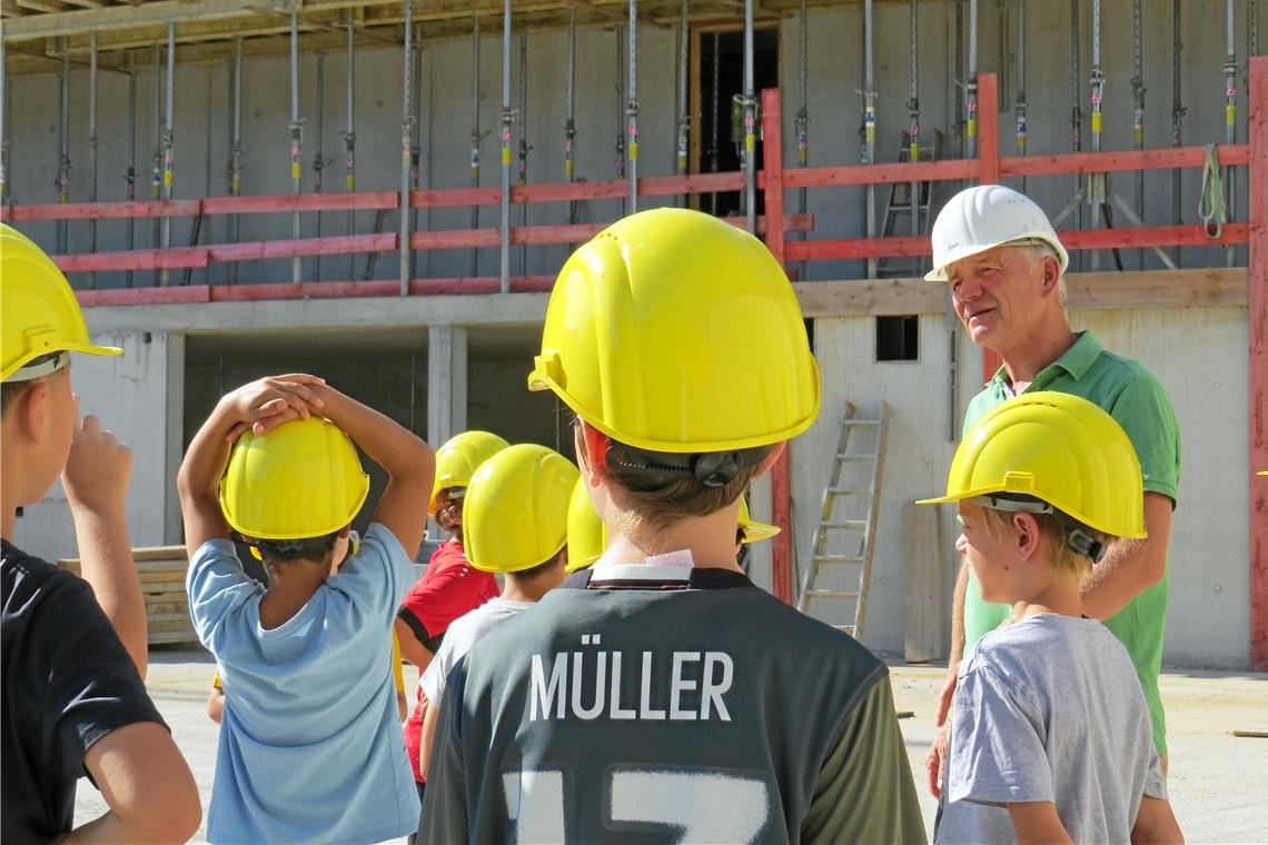 Harald Britsch mit Kindern der 3a. Foto: Christine Schick