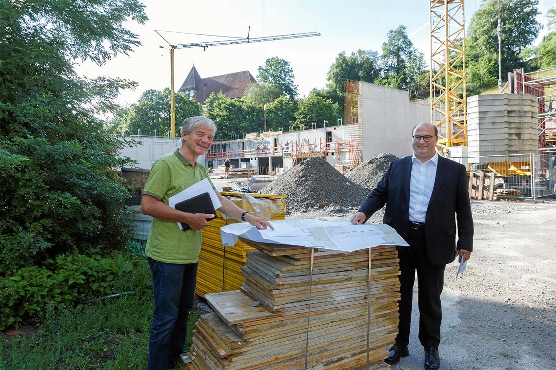 Die neue Sporthalle wächst Harald Britsch und Bürgermeister Armin Mößner (von links) erläutern den Stand vor Ort.