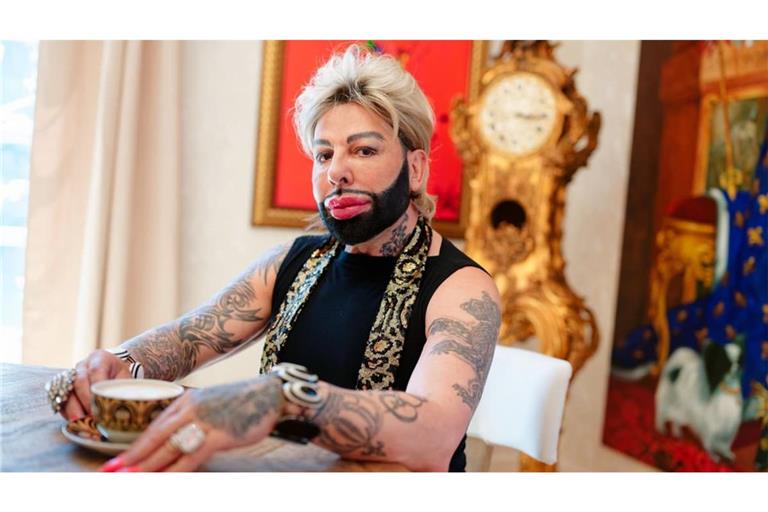 Harald Glööckler sitzt in einem Zimmer seines Hauses.