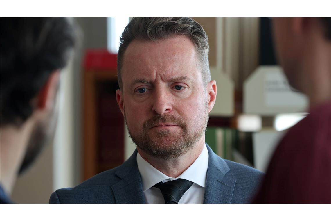 Harald Nowack, Oberstaatsanwalt und Pressesprecher der Staatsanwaltschaft Rostock, unterrichtete die Öffentlichkeit über die Anklage.