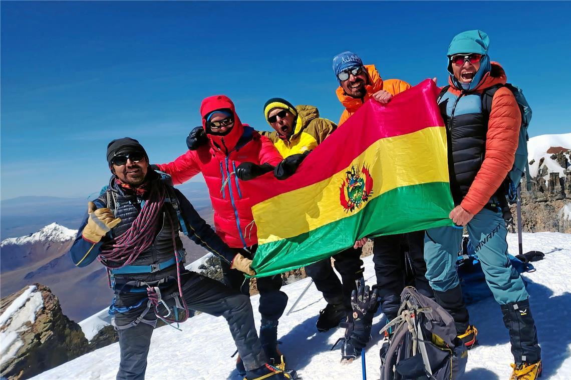 Kälte, Sturm, Gipfel – und große Gefühle Harald Pfeiffer (rechts) jubelt mit den Teammitgliedern auf dem Parinacota – hier mit ihrem deutsch-bolivianischen Bergführer Pedro Schaaf (links). Fotos: privat