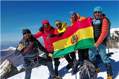 Harald Pfeiffer (rechts) jubelt mit den Teammitgliedern auf dem Parinacota – hier mit ihrem deutsch-bolivianischen Bergführer Pedro Schaaf (links). Fotos: privat