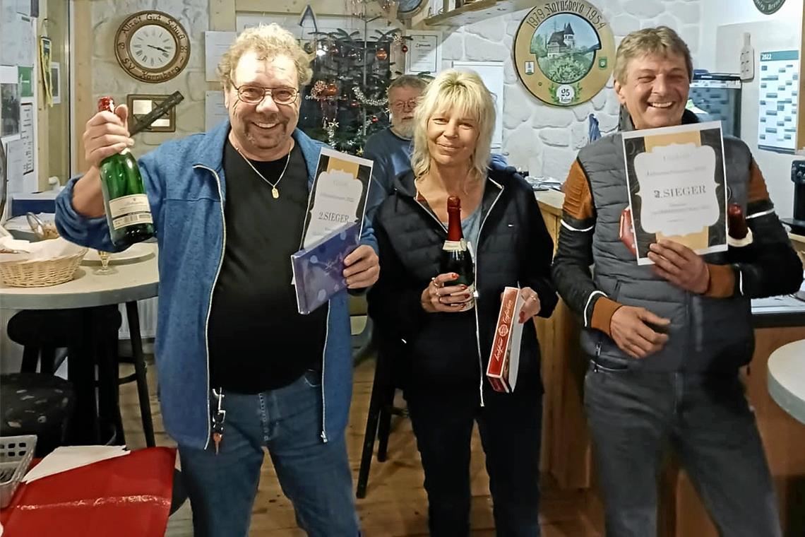 Franziska Wehrsig ist die neue Schützenkönigin Harald Schuster, Franziska Wehrsig und Bernhard Hirschmann (von links) erzielten die höchsten Ringzahlen. Foto: privat