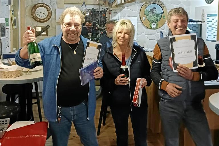 Harald Schuster, Franziska Wehrsig und Bernhard Hirschmann (von links) erzielten die höchsten Ringzahlen. Foto: privat
