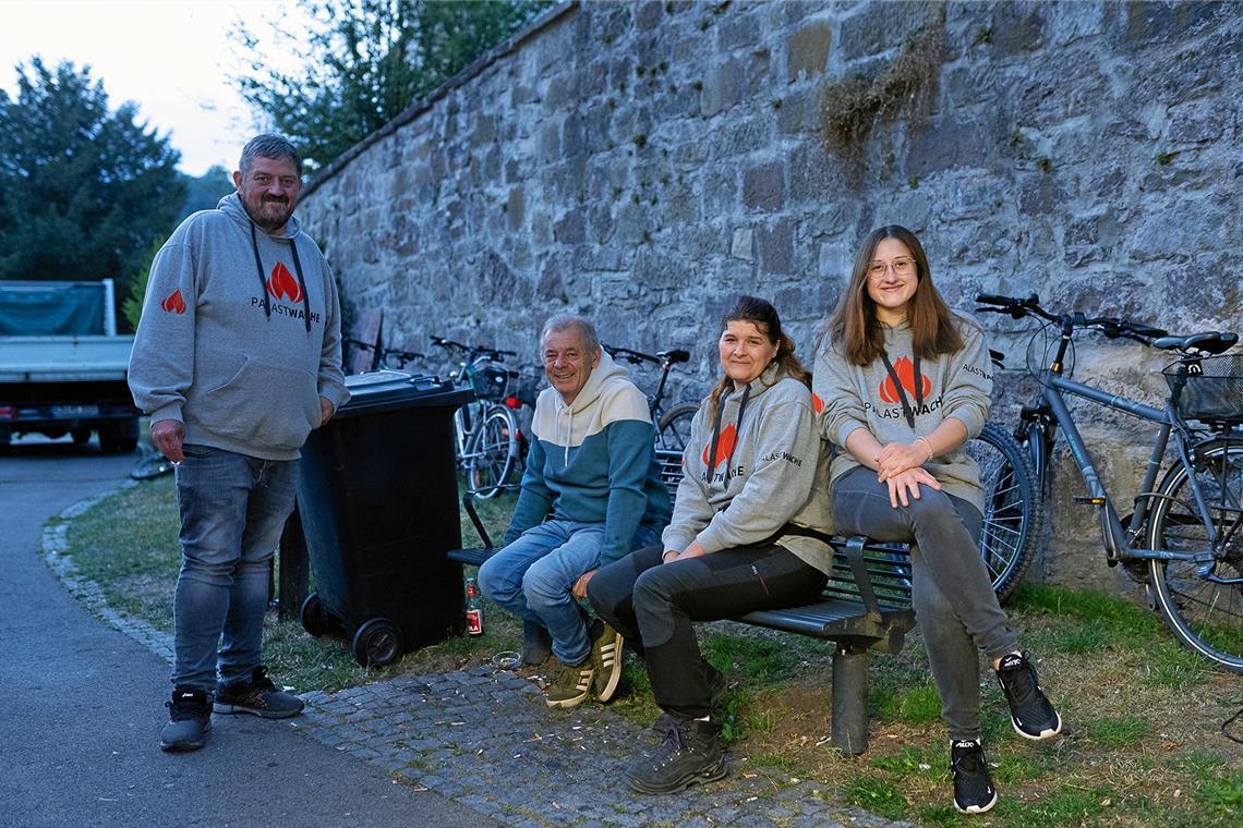 Genusshungrige kommen auf ihre Kosten Hardy Wieland (Zweiter von links) beim Sicherheitsteam.