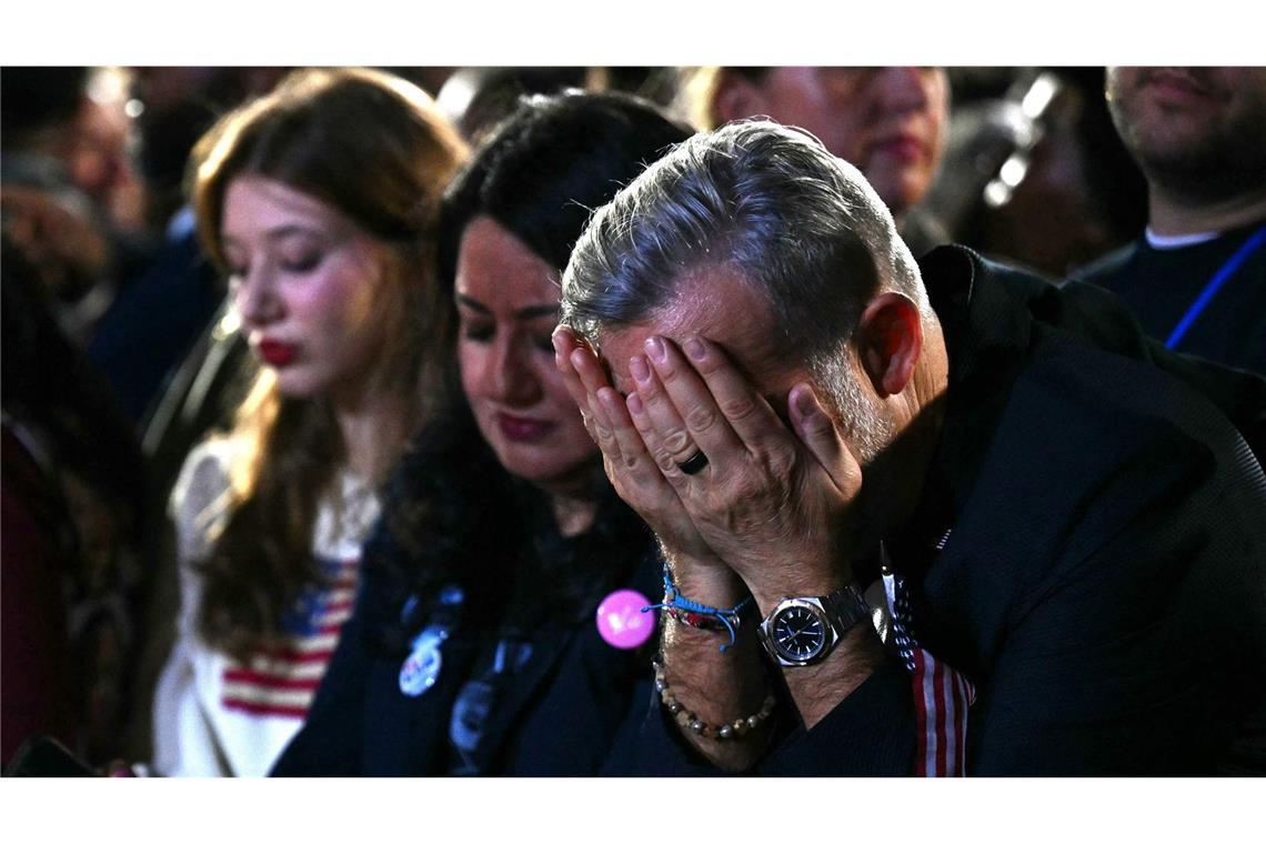 Verzweiflung hier, Euphorie da – Bilder einer Wahlnacht Harris performt längst nicht so stark, wie ihre Anhänger gehofft hatten.