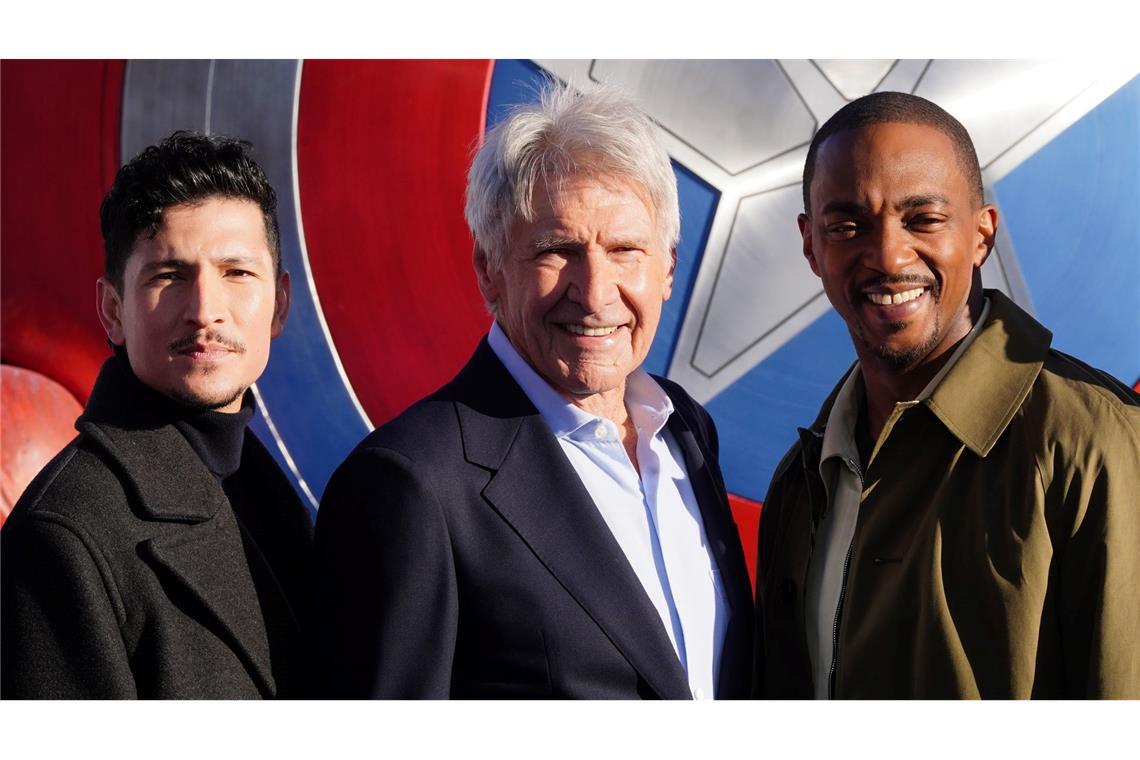 Harrison Ford darf in seinen Filmen selten Bart tragen Harrison Ford (Mitte) mit seinen Co-Stars Danny Ramirez (l) und Anthony Mackie (r) aus "Captain America: Brave New World"