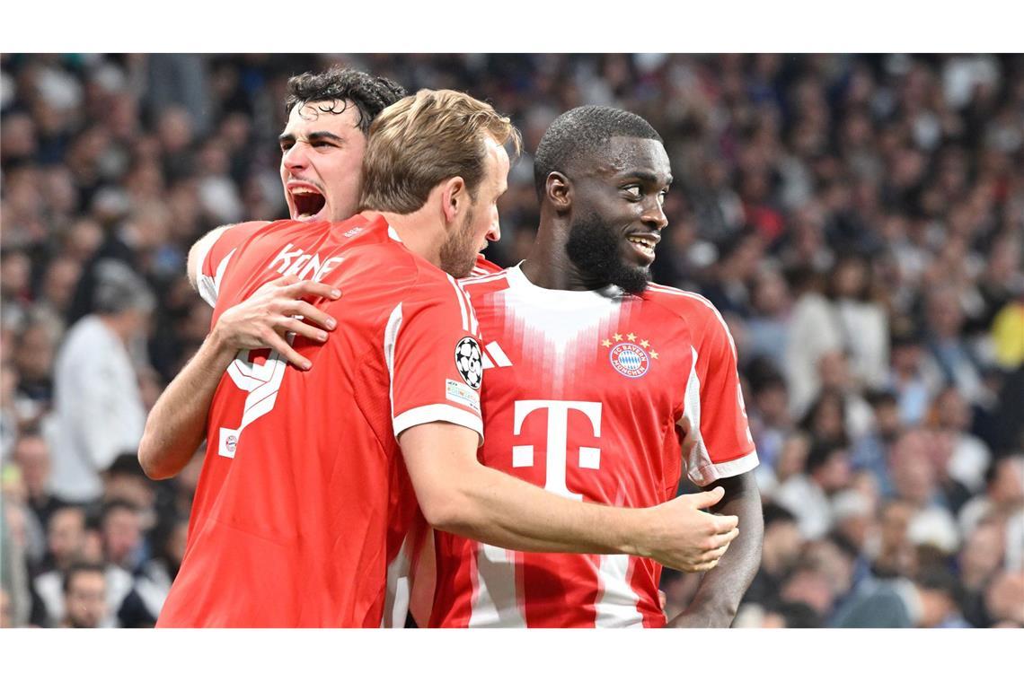 Harry Kane feiert mit Aleksandar Pavlovic und Dayot Upamecano.