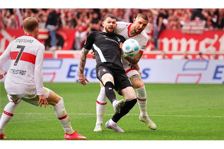 Harte Arbeit in der Defensive: Die VfB-Abwehrspieler Maximilian Mittelstädt (li.) und Jeff Chabot gegen  Oliver Burke vom SV Werder Bremen