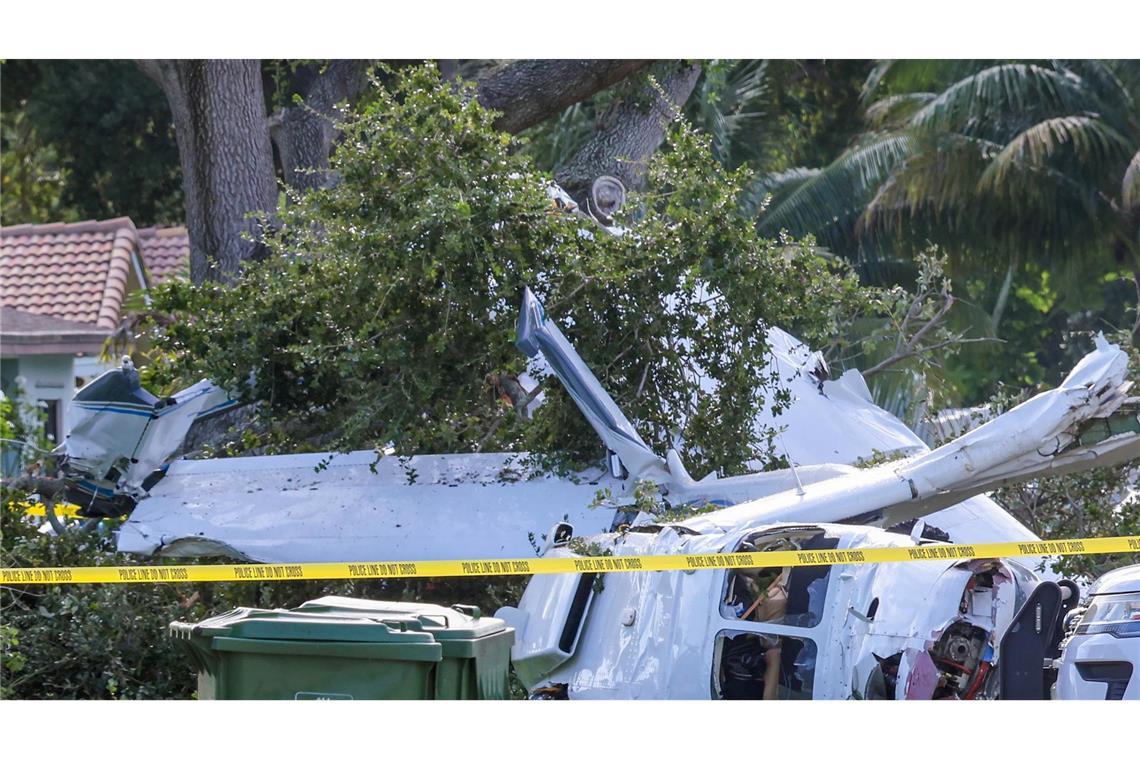 Bilder des Tages Harte Landung: Trümmer liegen auf dem Rasen eines Hauses, nachdem ein Flugzeug in einer Wohngegend in Florida abgestürzt war. Wie durch ein Wunder gab es keine Toten.