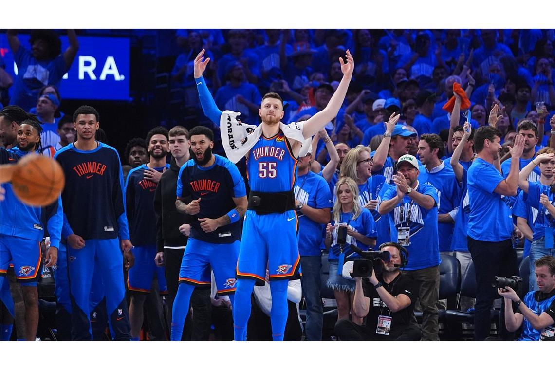 Hartenstein ist NBA-Champion: "Danke Dirk" Hartenstein war durchgehend aktiv - auf dem Platz und in den Pausen auf der Bank.