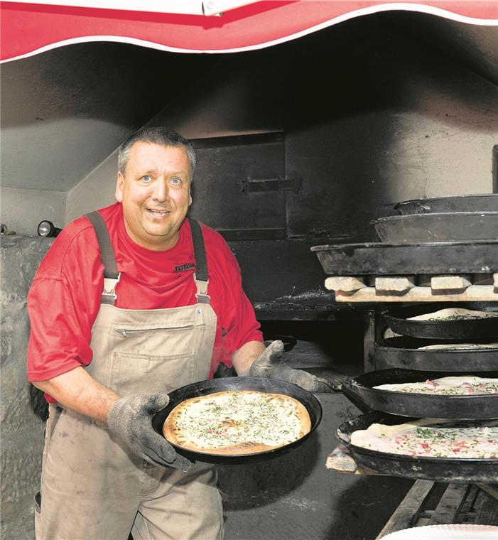 Hartmut Kugler von der Rümelinsmühle wirft am Sonntag den Ofen im Backhäusle an, um die Gäste zu versorgen. Foto: J. Fiedler