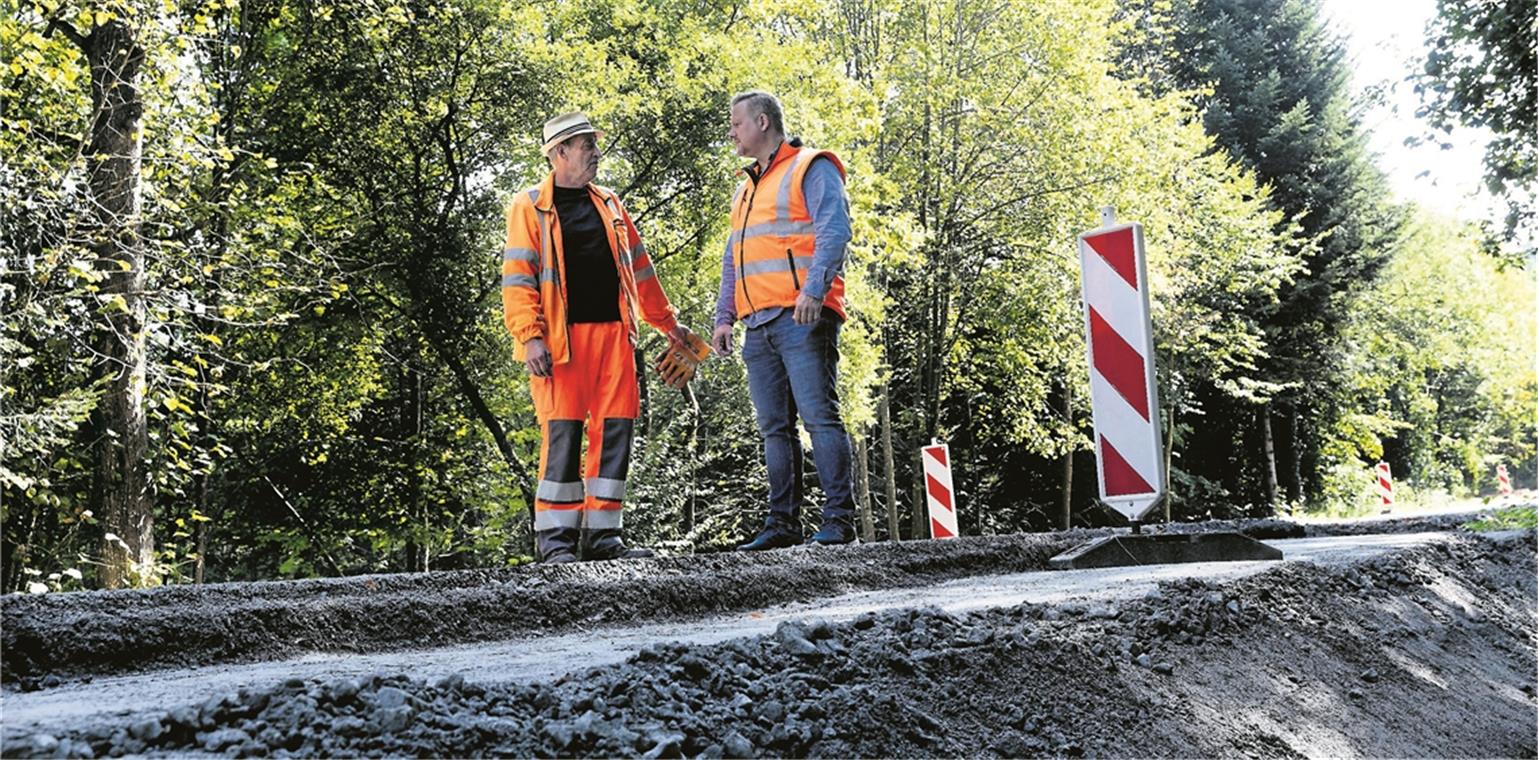 „Ab hier wird’s jetzt richtig aufwendig“ Hartmut Meiser und Karsten Klein (von links) tauschen sich über den Stand der Arbeiten aus. Der aktuelle dritte Abschnitt im Wald ist vergleichsweise aufwendig.