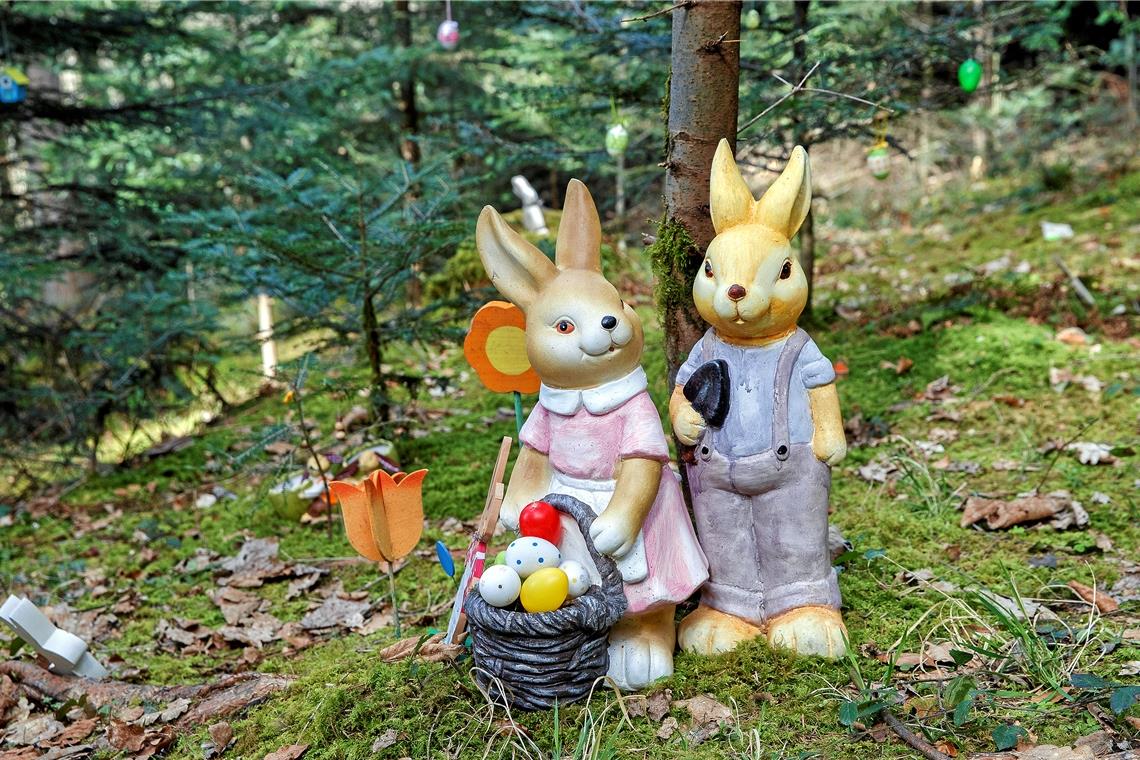 Frühblühermemory, Eierhindernislauf und Ostergärtle Hasenehepaar hält im Ostergärtle die Stellung. Fotos: J. Fiedler