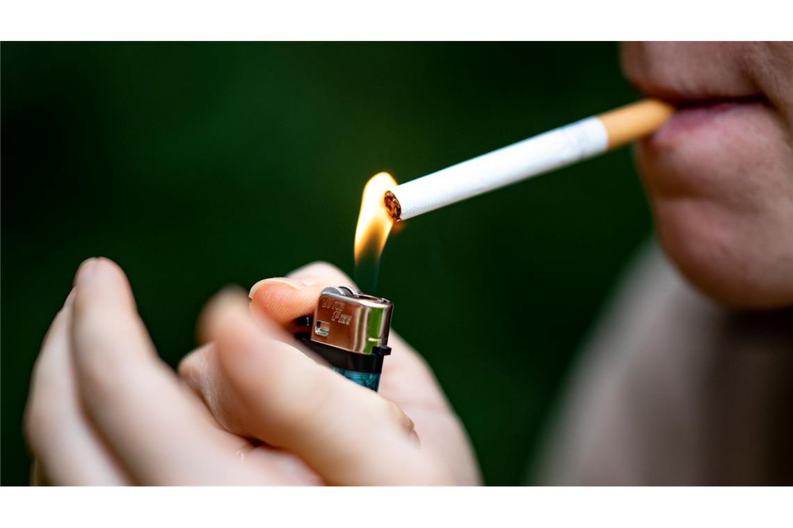 Haste mal Feuer? Der Raucheranteil in Deutschland ist noch immer hoch.