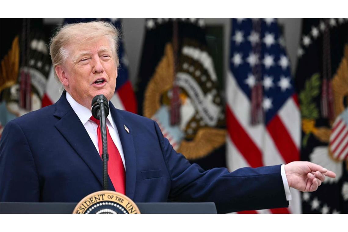 Hat er bereits einen Notfallplan in der Hinterhand? Sollten die Umfrageinstitute Recht behalten und die Demokraten die Zwischenwahlen gewinnen, könnte Donald Trump auf ungewöhnliche Art und Weise reagieren.